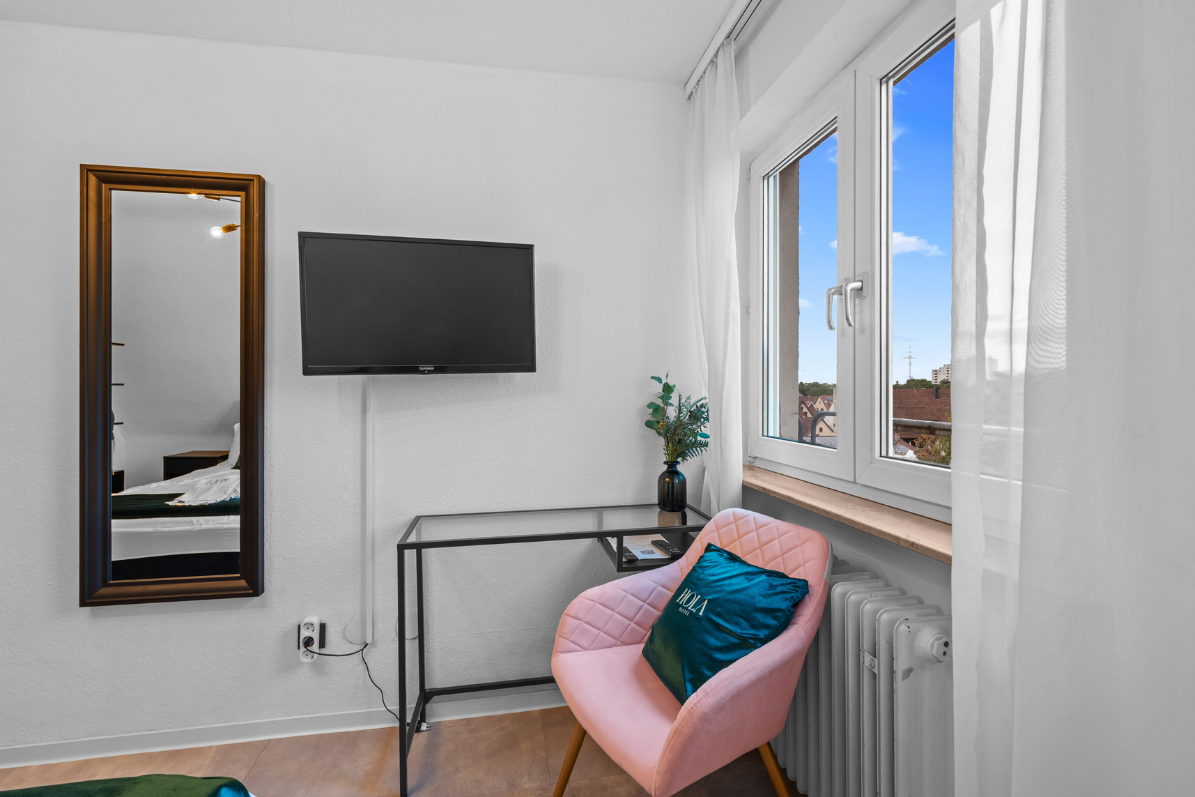 Arbeitsplatz mit Fernseher im Hotelzimmer des Hola Hotel Stuttgart Zuffenhausen.
