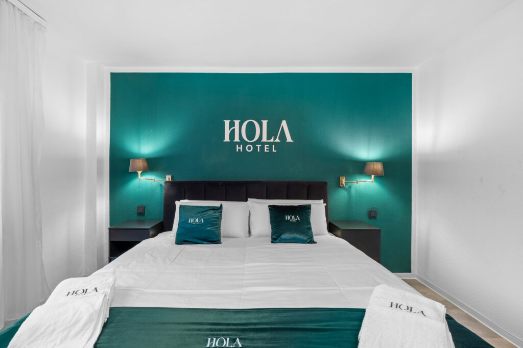 Bequemes Doppelbett im Hola Hotel Stuttgart Zuffenhausen.