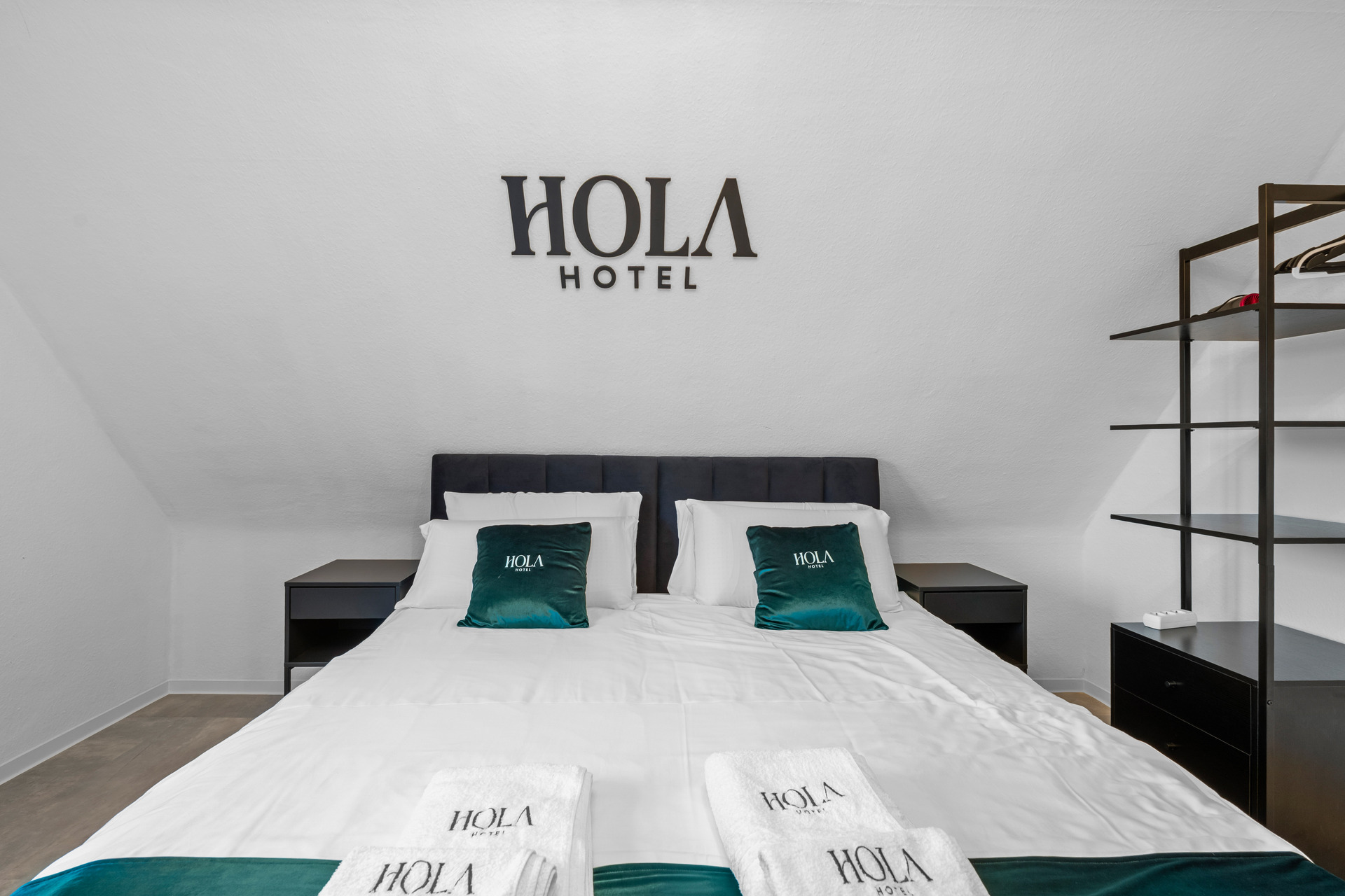Modernes Doppelbett im Hotelzimmer des Hola Hotel Stuttgart Zuffenhausen.