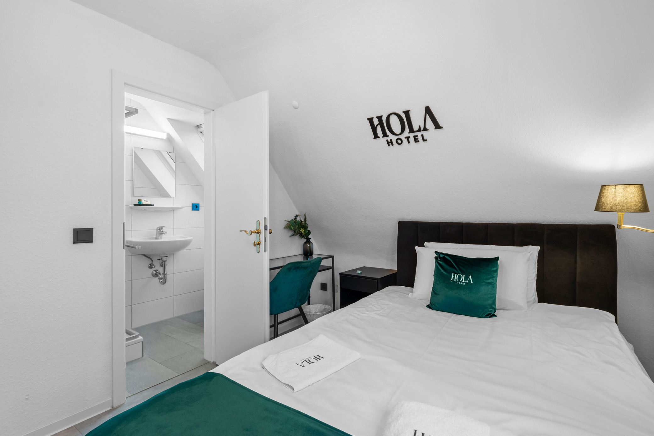 Doppelzimmer im Hola Hotel Stuttgart Zuffenhausen mit eigenem Badezimmer.