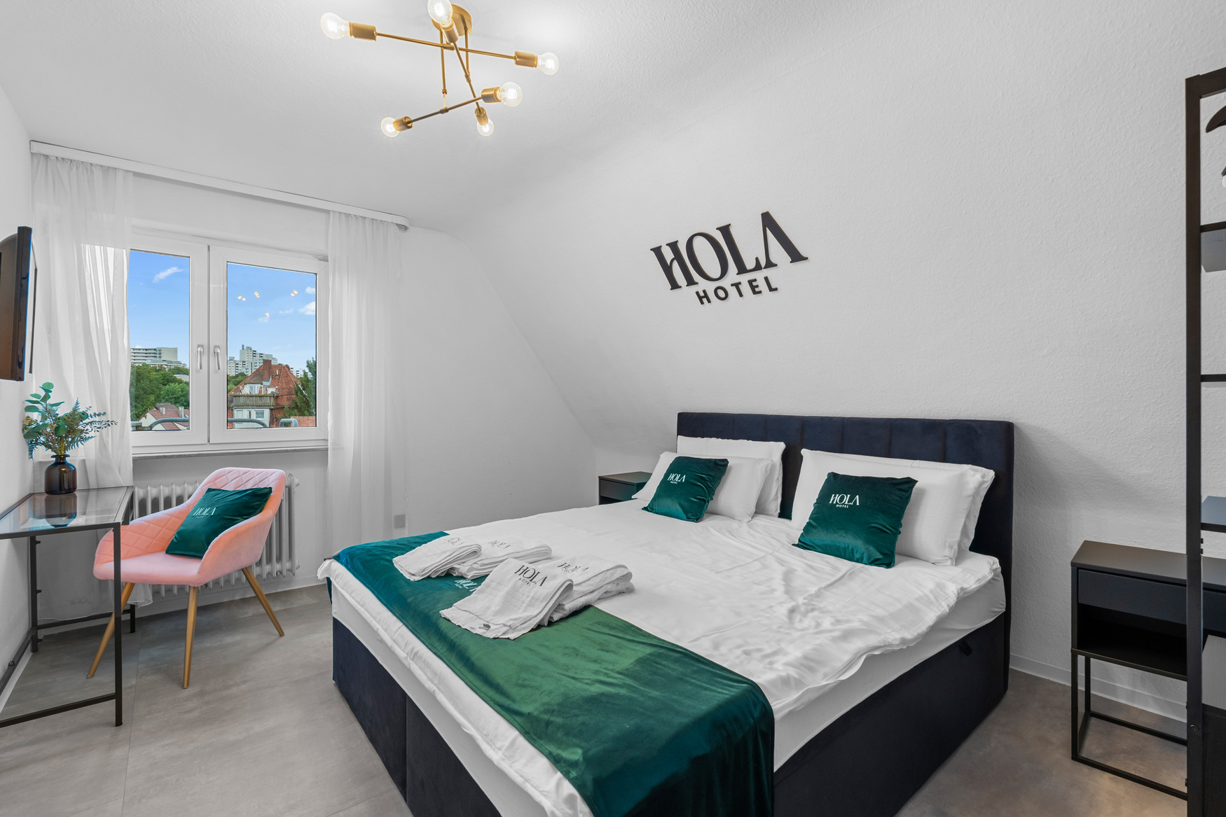 Gemütliches Doppelzimmer im Hola Hotel Stuttgart Zuffenhausen mit großem Bett.