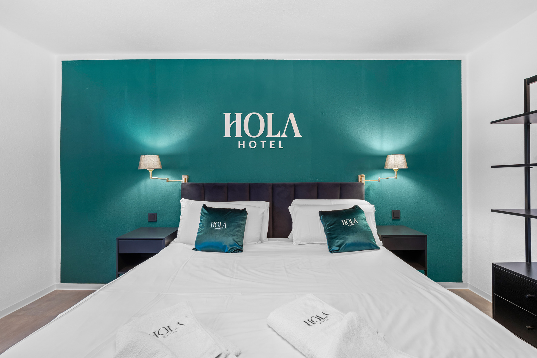Stilvolles Schlafzimmer im Hola Hotel Stuttgart Zuffenhausen mit Doppelbett.